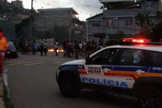 Moradores fecham a rua Ouro Preto em manifestação após água invadir casas no bairro Jardim das Oliveiras