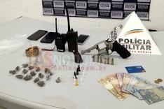 PM em resposta a denuncia anônimas prende suspeitos e apreende arma, munições e varios objetos ilicitos no Nova Vista em Itabira