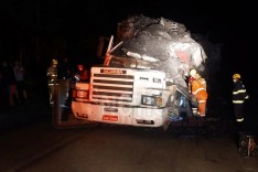 Caminhoneiro morre prensado dentro de cabine em acidente na rodovia MG-129 na localidade do Palmital em Itabira