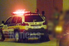 PM recolhe capsulas 380 depois de vários disparos na Rua das Margaridas no bairro São Pedro em Itabira	
