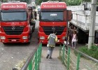 CARRETAS ESTACIONADAS EM ENTRADA DE PASSARELA PREJUDICAM ACESSO DE PEDESTRES