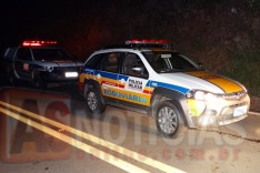 Mulher fica ferida depois de pular de carro em movimento que fugia de blitz na MG-129 no Chapada