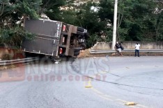 Mais um grave acidente, carreta tombou na Alameda Maestro José Doroteia no Centro de Itabira