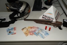 PM prende dois e apreende arma de fabricação caseira calibre 12 no bairro Jardim das Oliveiras 