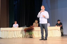 Prefeito garante piso nacional a professores de Itabira em abertura do ano escolar