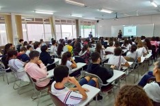 Delegada da palestra a alunos da FIDE sobre os assuntos igualdade de gênero, violência contra a mulher