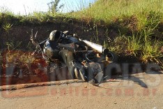 Dois ocupantes de motocicleta foram jogados em canaleta no bairro Aboboras em Itabira 