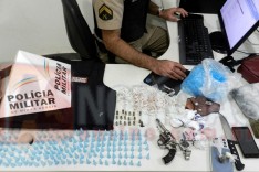 Jovem vindo de Teófilo Otoni é preso pelo Tático Móvel com drogas, arma e munições no bairro Major Lage em Itabira	