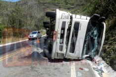 Carreta carregada com placas de mármore tomba na rodovia MGC-120 em Capoeirana Nova Era