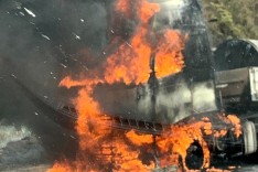 Carreta Bi-trem fica completamente destruída depois de pegar fogo na 381 em Nova Era