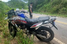 Motociclista é transferido de aeronave para BH depois de colidir contra canaleta na MGC-120 em Ferros 
