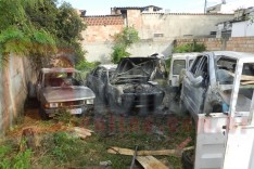 Deposito de sucatas pega fogo e dois carros velhos ficaram destruídos no bairro Praia 