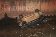 Homem é socorrido depois de cair com veiculo dentro do canal do Gabiroba em Itabira