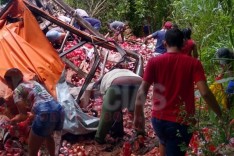 Carreta tomba com cerveja e carga é saqueada no Córrego da Lage em Santa Maria de Itabira