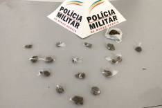 Tático Móvel apreende buchas de maconha na Rua da Chácara no bairro Bela Vista em Itabira