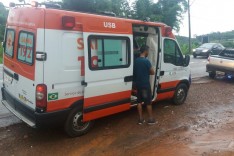 Irmãos são socorridos pelo pai após veiculo cair em poço e afundar as margens da MG-434 