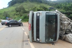 Casal fica ferido após acidente entre Siena e um caminhão na MGC-120 em Santa Maria de Itabira
