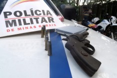 PM apreende revolver, munições e motocicleta usada em assalto na rua da Chácara no Bela Vista