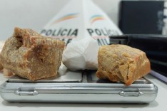 PM intensifica combate ao trafico e prende mulher com entorpecentes no bairro Gabiroba em Itabira