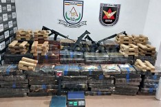 PM prende suspeito, armas como, escopeta, submetralhadoras, Fuzis e 3 toneladas de maconha em Contagem