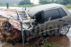 Dois homens foram socorridos depois de colidir Fiat Uno contra caminhão na AMG-900 no bairro Conceição em Itabira