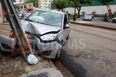 Mulher sai ilesa depois de perder controle de carro e colidir contra poste no bairro São Pedro em Itabira