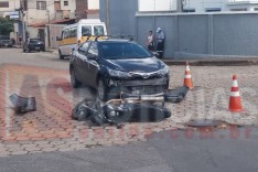Dois ocupantes de uma motocicleta ficaram feridos depois de uma colisão com um Corolla no Major Lage em Itabira