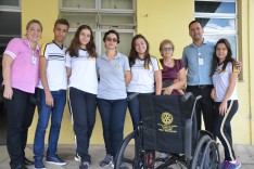 Rotary Estrada Real e alunos do CNSD entregam cadeira de rodas ao HNSD