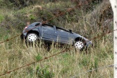 Pai e filhas gêmeas são socorridas ao pronto socorro apos capotamento na MGC-120 no Bairro Pedreira 