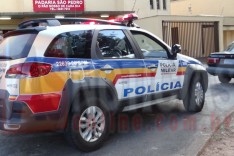 Um portão de uma residencia foi crivado de tiros no bairro São Pedro em Itabira