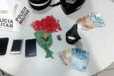 Policia Rodoviária prende dois suspeitos com dinheiro e drogas na MG-129 em Itabira