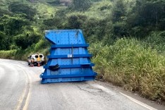 Peça industrial de grande porte que seguia para Carajás cai de carreta na rodovia MGC-120 em Nova Era