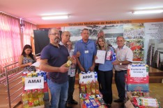 Apae de Itabira recebe alimentos do Metabase que foram entregues a entidades beneficentes