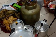 Rodoviários apreendem Gol abandonado após acidente na MG-129 com vários objetos e botijões de gás próximo do Laboreaux