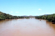 Bombeiros procuram por dois adolescentes que desapareceram no Rio Santo Antônio em Naque
