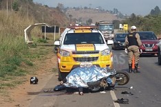 Mulher morre depois de colidir motocicleta contra lateral de carreta na MG-129 no Barro Branco em Itabira