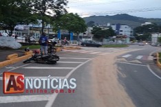Motociclista fica ferido depois de escorregar com moto em chorume derramado na Cristina Gazire em Itabira