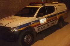 Bandido armado rende dois homens em ponto de ônibus e rouba dois celulares no bairro Água Fresca