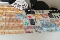 PM prende suspeitos de envolvimento com crimes com drogas, dinheiro e munições no bairro Nova Vista em Itabira