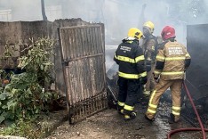 Bombeiros combatem incêndio em residência no bairro Jardim Panorama em Ipatinga