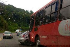 Ônibus e carro de passeio batem de frente na BR-381, em Ravena
