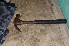 Filha tenta matar a própria mãe com golpes de martelo na cabeça enquanto mulher dormia 