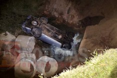 Idoso de 63 anos despenca com caminhonete em ribanceira na MG-123 