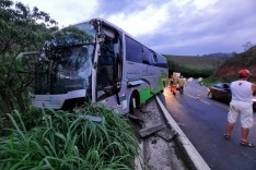 Motorista de carreta foge depois de colidir em ônibus na BR-381 deixando dois feridos em Nova Era