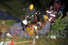 Caminhoneiro fica gravemente ferido inconsciente depois de despencar em ribanceira na Estrada de Nova Era 