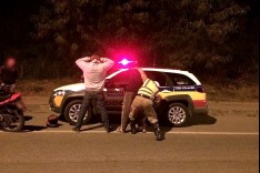 Rodoviários prendem homem com mandado de prisão em aberto e pássaro silvestre na MG-129 no Barreiro  