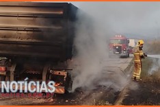 Carreta carregada de minério pega fogo em rodas traseiras na MG-129 em Itabira 