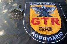 Militares do Grupo Tático Rodoviário (GTR) prende CAC com arma carregada na MG-129 em Itabira