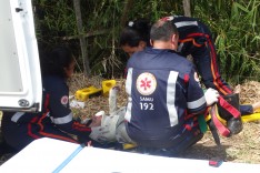 Homem é socorrido caído na pista da rodovia MGC-120 no Córrego da Lage em Santa Maria de Itabira