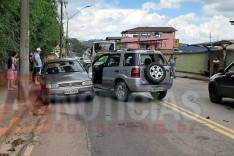 Suspeito de embriaguez bate EcoSport contra outros veículos no bairro Areão e foge do local em Itabira 